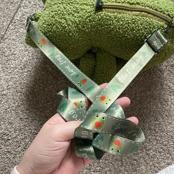Cute Green Frog Crossbody Bag Frog Head Plush Purse Adjustable Printed Strap - Picture 5 of 6